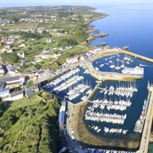 vue aérienne du port de l'île de Groix